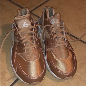 rose gold nike huaraches